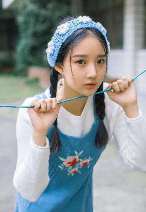 爱游戏app-_红土季节：泥泞中的坚韧与荣耀_，红泥土里的是什么石头